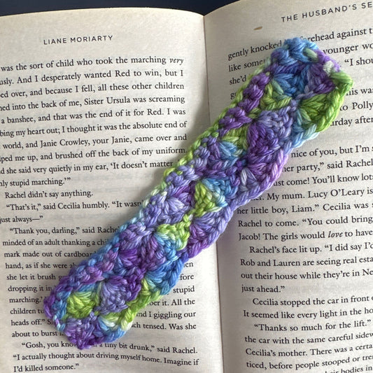 Simple Bookmark Crochet Pattern featuring Shell Stitch - Easy Project for Book Lovers and Crocheters | Scallop Edges