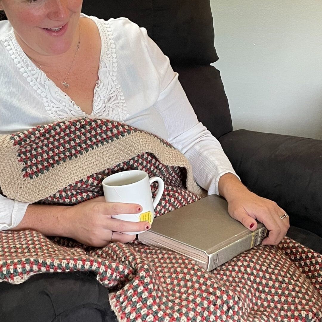 Easy Christmas Afghan Crochet Pattern | Cozy Blanket Lapghan | Moss Stitch